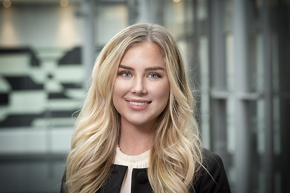 ©carinakircher-corporate-headshot-4
